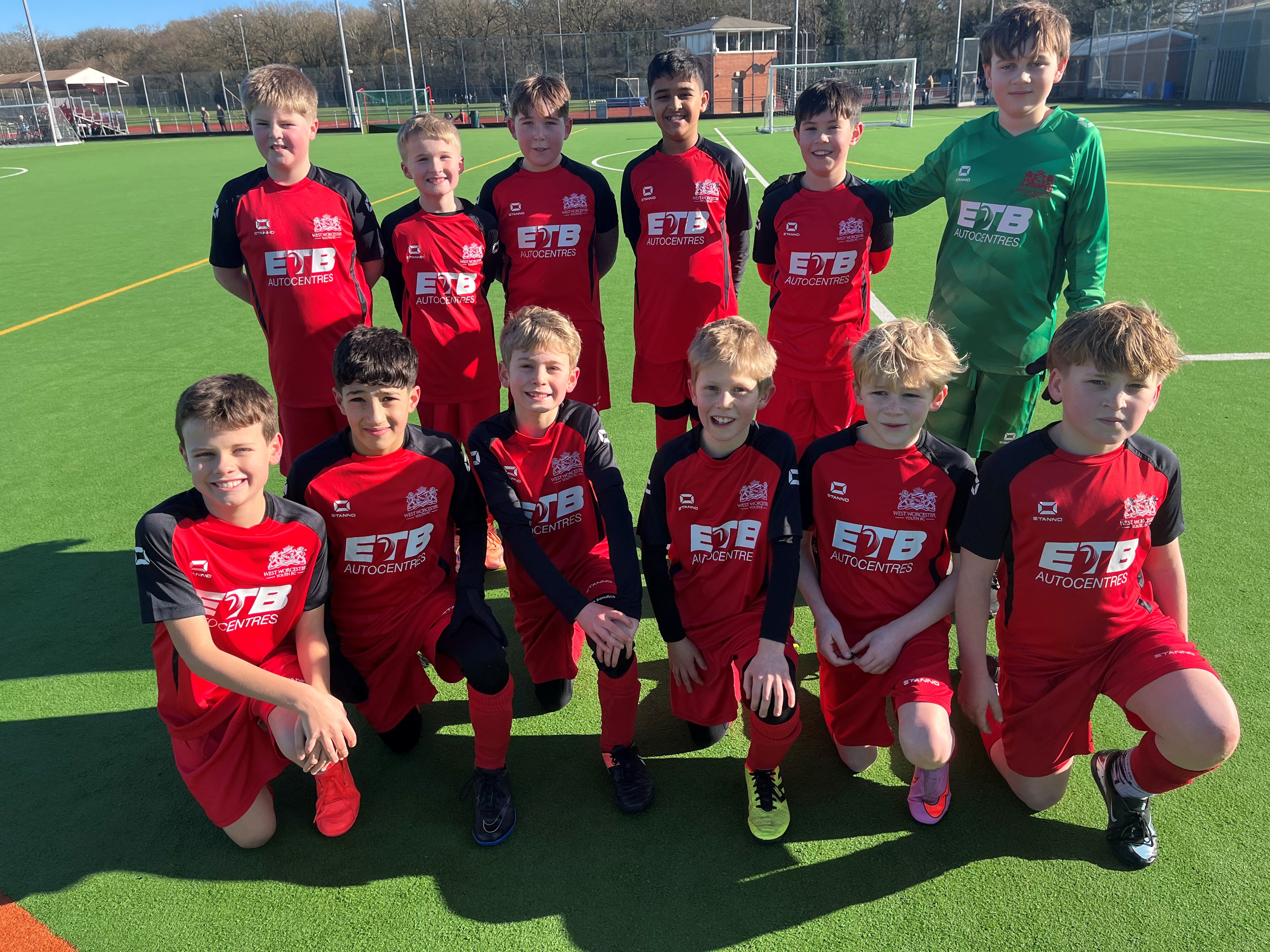 ETB’s Retail Director Paul Nunn hands over a cheque for £1,000