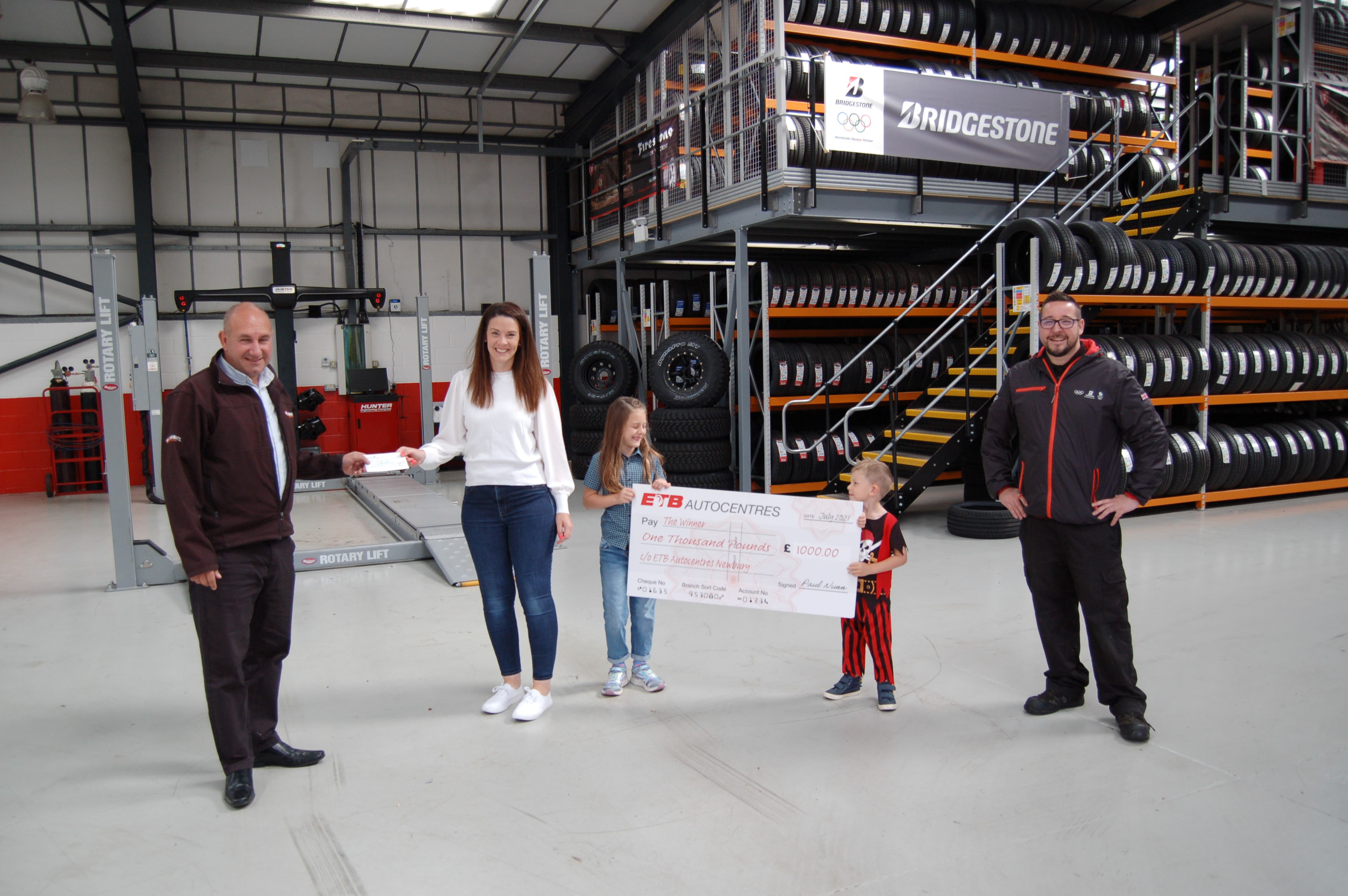 ETB’s Retail Director Paul Nunn hands over a cheque for £1,000